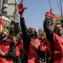 Militantes proiraníes de Hezbolá desfilan durante una manifestación masiva en el suburbio sur de Beirut para conmemorar Ashura, un día en el que los musulmanes chiítas de todo el mundo conmemoran el martirio del nieto del profeta islámico Mahoma, Husayn ibn Ali