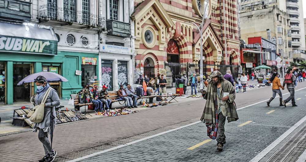 En la Carrera Séptima, además de la invasión desmedida al especio público, el tema de habitantes de calle está desbordado sin control alguno.