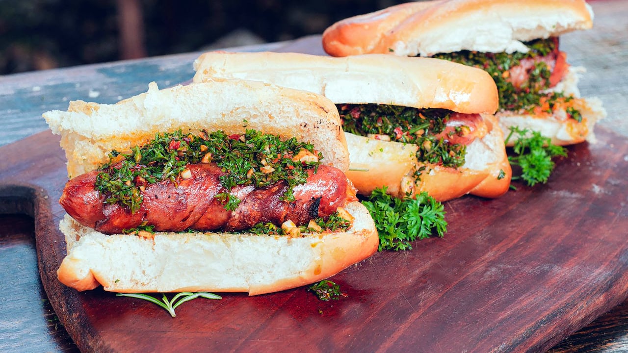 Choripán con chimichurri, comida tradicional de argentina.