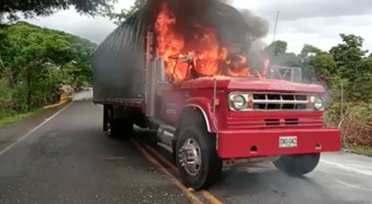 Vehículo incinerado en Caucasia, Antioquia.