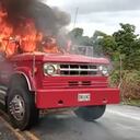 Vehículo incinerado en Caucasia, Antioquia.