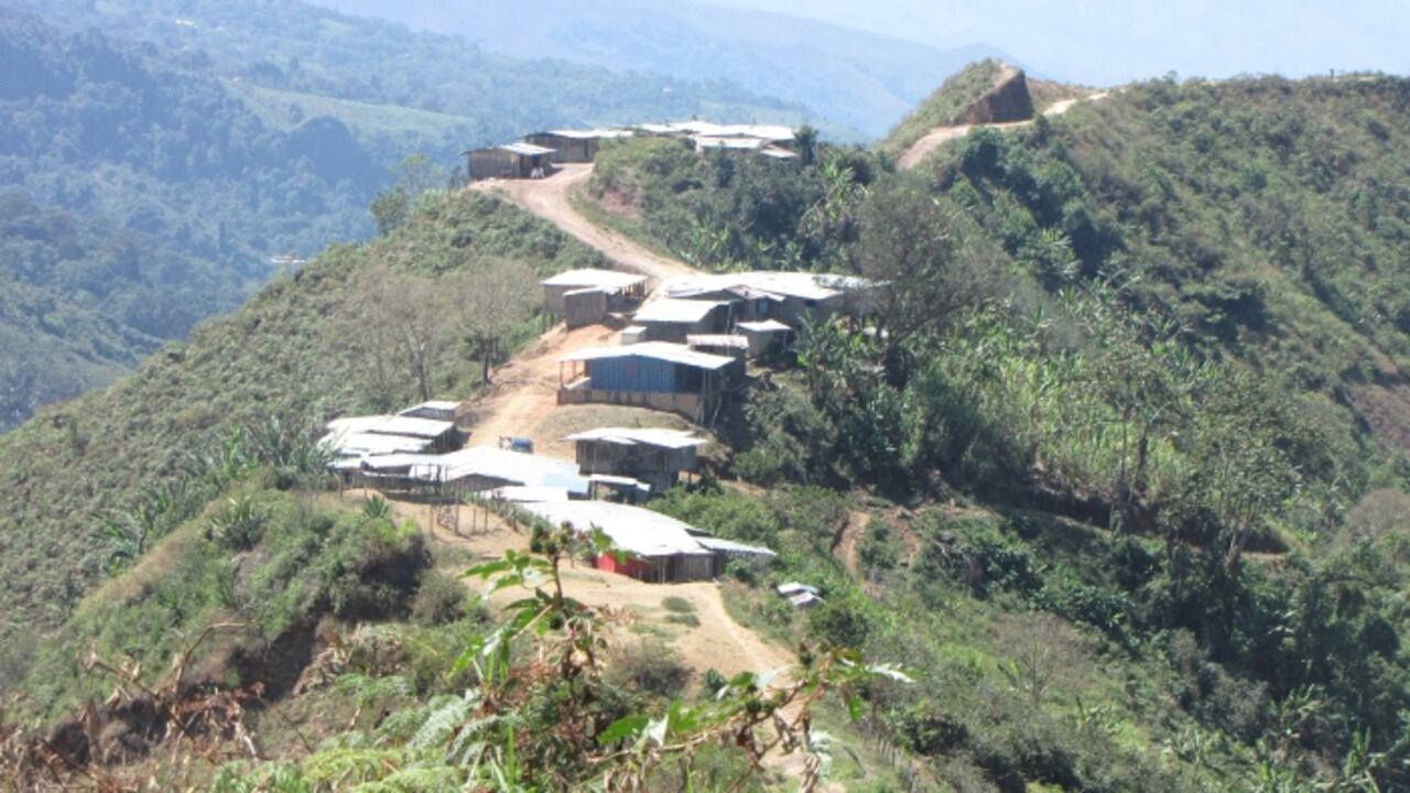 Hace algunos años el territorio de los Yukpas llegaba hasta la zona baja. Carretera entre La Paz y Codazzi, hoy cultivadas de palma africana, hace tres décadas epicentro del oro blanco.