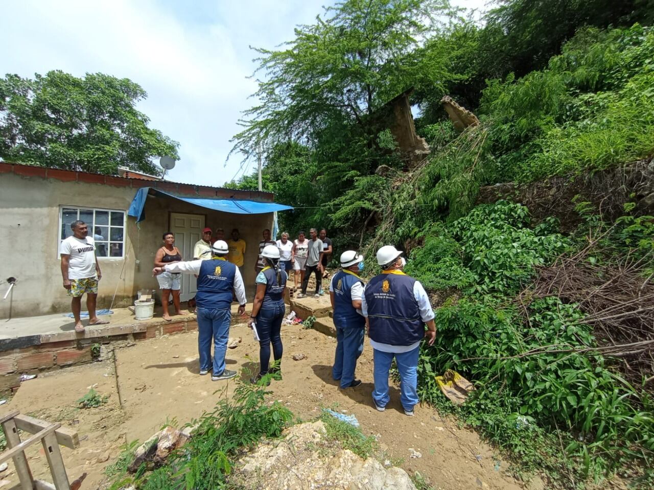 Una estructura que hace parte del cerramiento del colegio La Salle cedió.