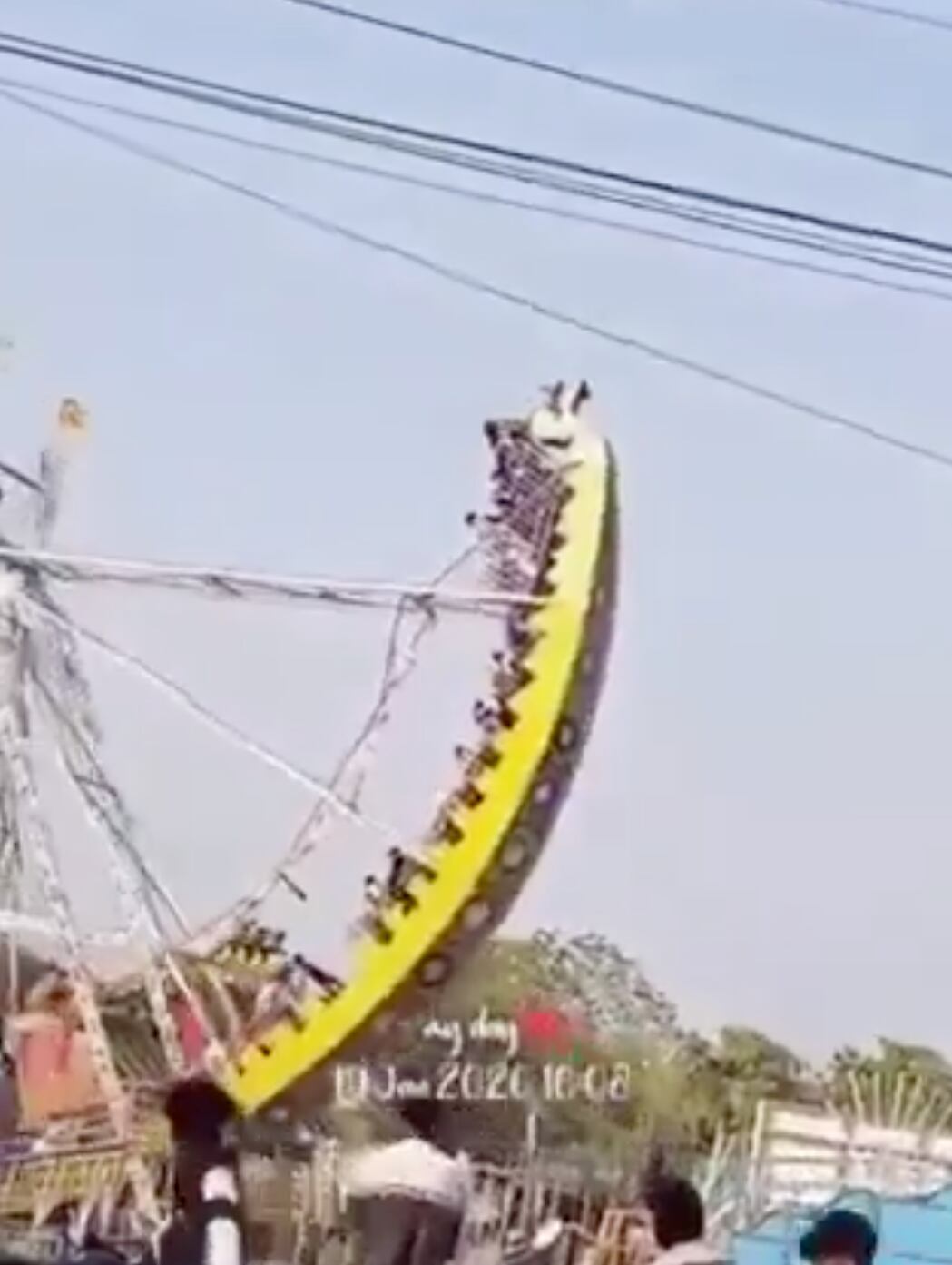 155
Una atracción gigante, el "Columpio del Dragón", se desplomó en una feria en Jhabua, Madhya Pradesh, India, hiriendo a 14 estudiantes. Los niños sufrieron fracturas y otras lesiones.