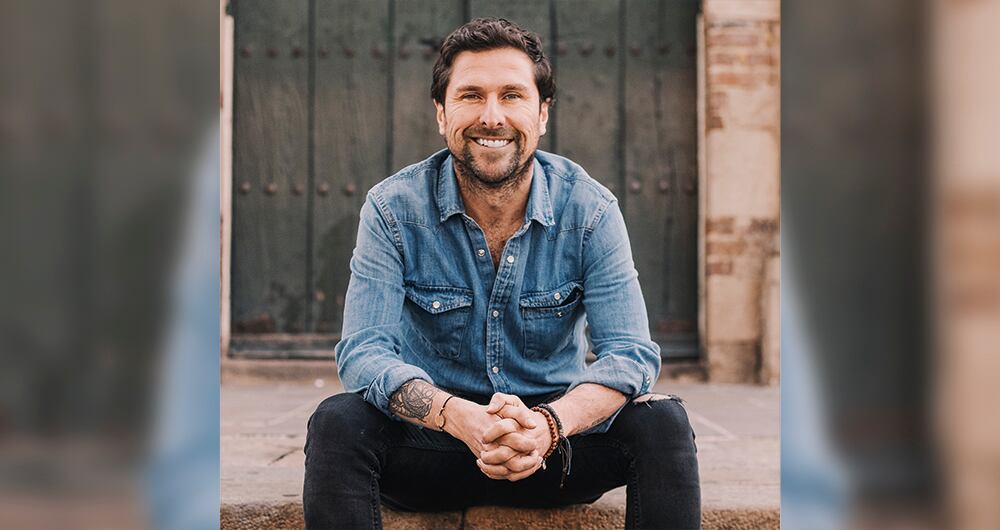 Carlos Sarria es comunicador social y tiene un máster en creación de guiones audiovisuales. Hoy trabaja en La FM.