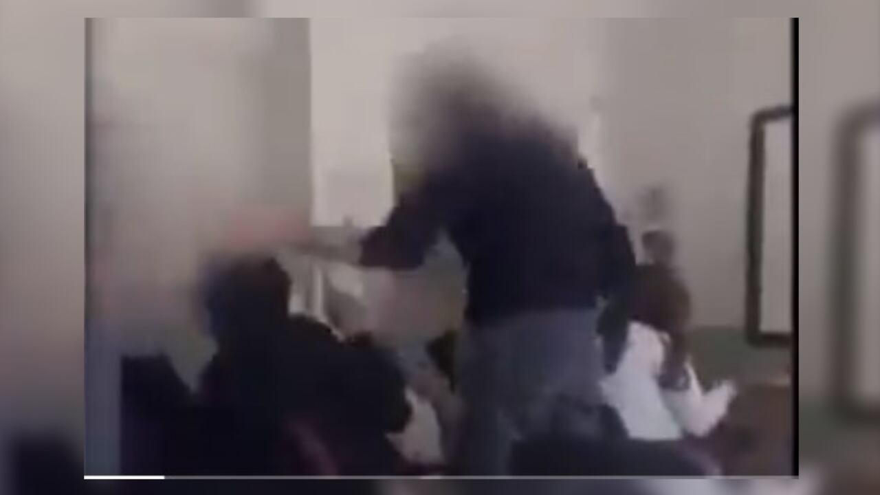 Por no usar tapabocas, profesor abofetea a un alumno en Italia