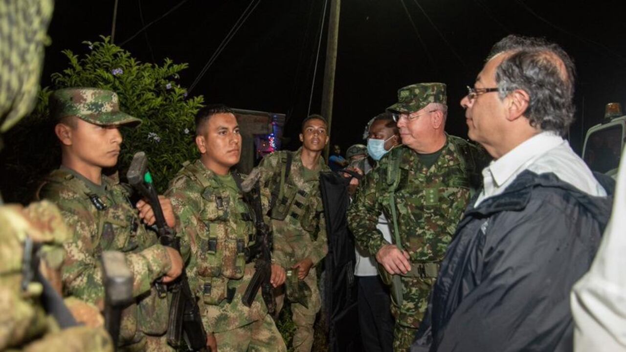 Presidente Gustavo Petro con los soldados que sobrevivieron a la embocada en el Cauca.