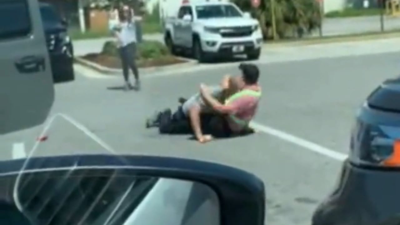 Joven trabajador arriesga su vida para evitar robo de carro a una mujer en Florida
