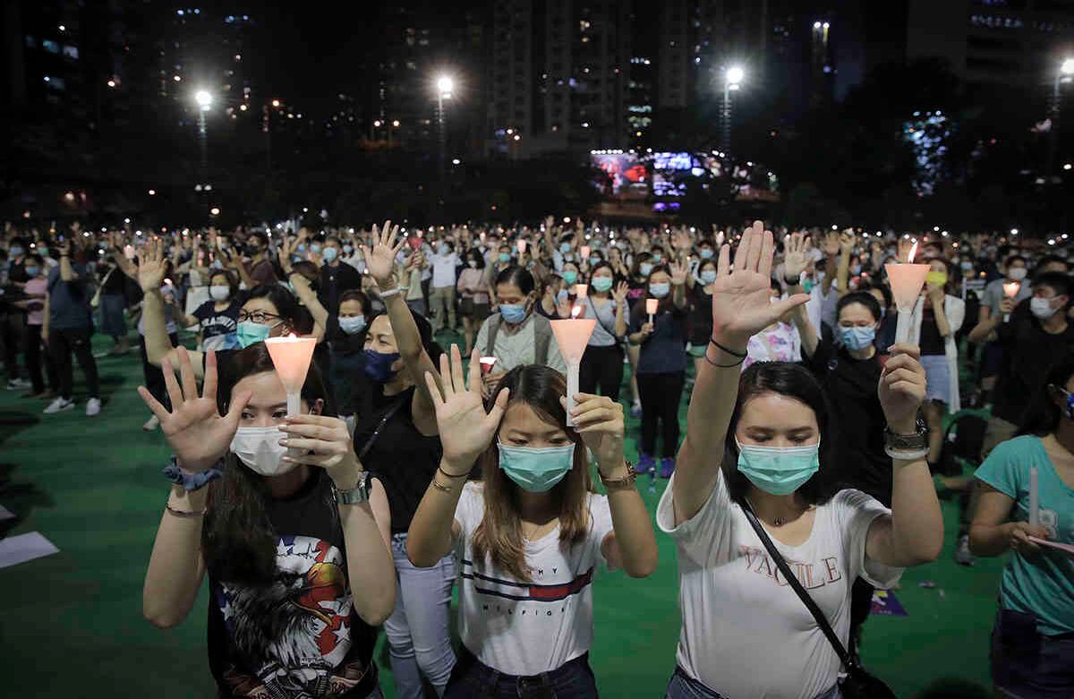 La mayoría de las personas que actualmente participan de la vigilia en Hong Kong aseguran que ese oscuro y escondido capítulo de su historia tiene relevancia y debe sacarse a la luz. (AP Photo/Kin Cheung)