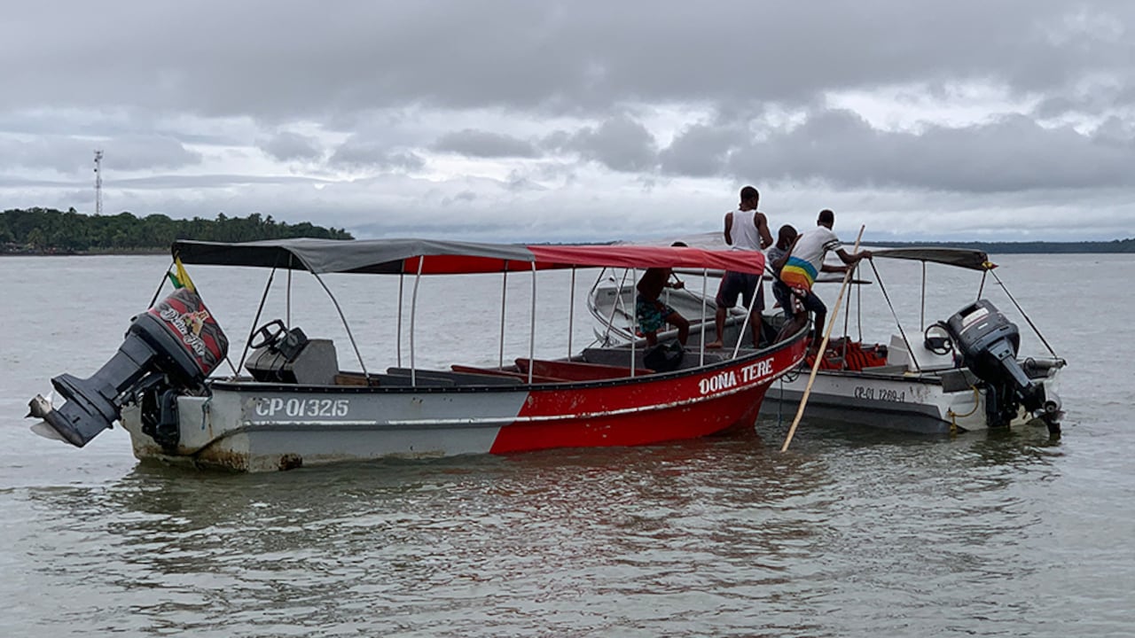 Muchas lanchas artesanales en el mar Pacífico colombiano son operadas de manera pirata sin las mínimas precauciones de seguridad, como chalecos salvavidas.