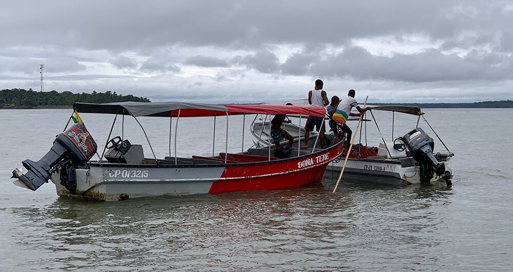 Muchas lanchas artesanales en el mar Pacífico colombiano son operadas  de manera pirata sin las mínimas precauciones de seguridad, como chalecos salvavidas.