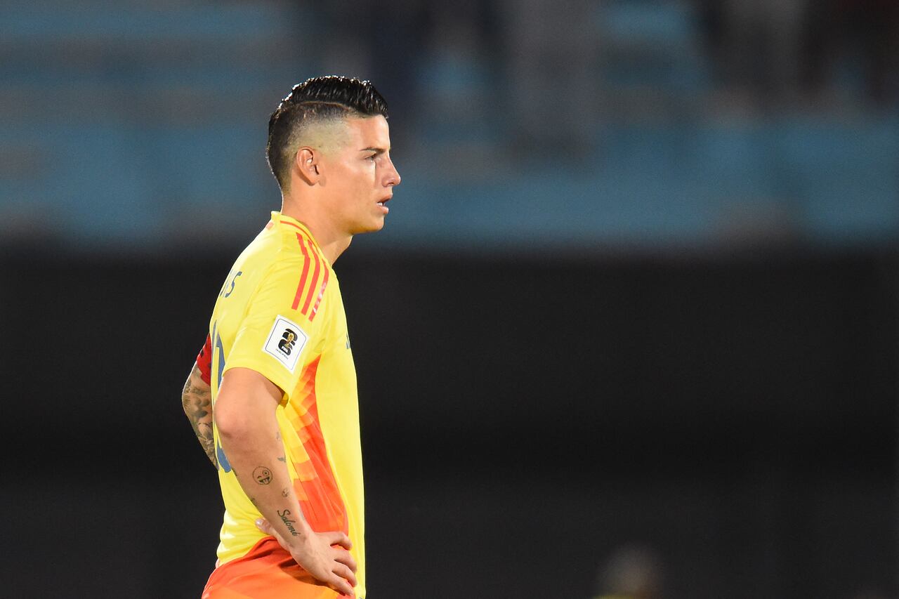 El mediocampista colombiano #10 James Rodríguez reacciona después de perder el partido de fútbol de las eliminatorias sudamericanas de la Copa Mundial de la FIFA 2026 entre Uruguay y Colombia en el estadio Centenario de Montevideo el 15 de noviembre de 2024. (Foto de DANTE FERNANDEZ / AFP)
