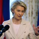 La presidenta de la Comisión Europea, Ursula von der Leyen, hace un gesto durante una conferencia de prensa conjunta con el presidente de Filipinas, Ferdinand Marcos Jr., que no aparece en la imagen, en el palacio presidencial de Malacanang en Manila, Filipinas, el lunes 31 de julio de 2023. (AP Foto/Aaron Favila, Pool)