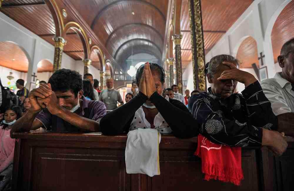 Famliares de Gladys Rivera, una de las víctimas mortales que perdieron la vida en medio de una avalancha de lodo y piedra el pasado 31 de marzo, rezan durante una misa el martes 4 de abril de 2017, en Mocoa. La tragedia,  provocada por el desbordamiento de tres ríos (el Mocoa, Mulato y Sangoyaco), deja hasta el momento 280 personas muertas,  entre ellas 144 niños. Foto: Carlos Julio Martínez / Enviado Especial de Semana