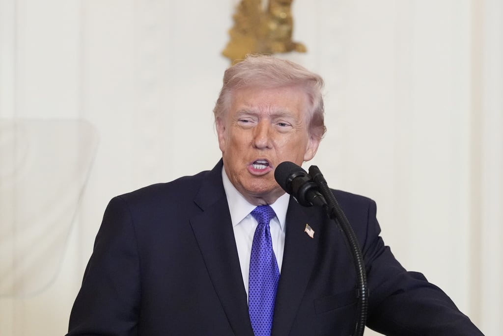 El presidente Donald Trump habla sobre Irán antes de la ceremonia de entrega de la Medalla de Honor en la Sala Este de la Casa Blanca, el lunes 2 de marzo de 2026, en Washington. (Foto AP/Alex Brandon)