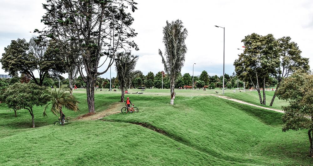 Bogotá es la extensa capital en altura de Colombia. La Candelaria, su centro con adoquines, cuenta con sitios coloniales como el Teatro Colón neoclásico y la Iglesia de San Francisco del siglo XVII.
