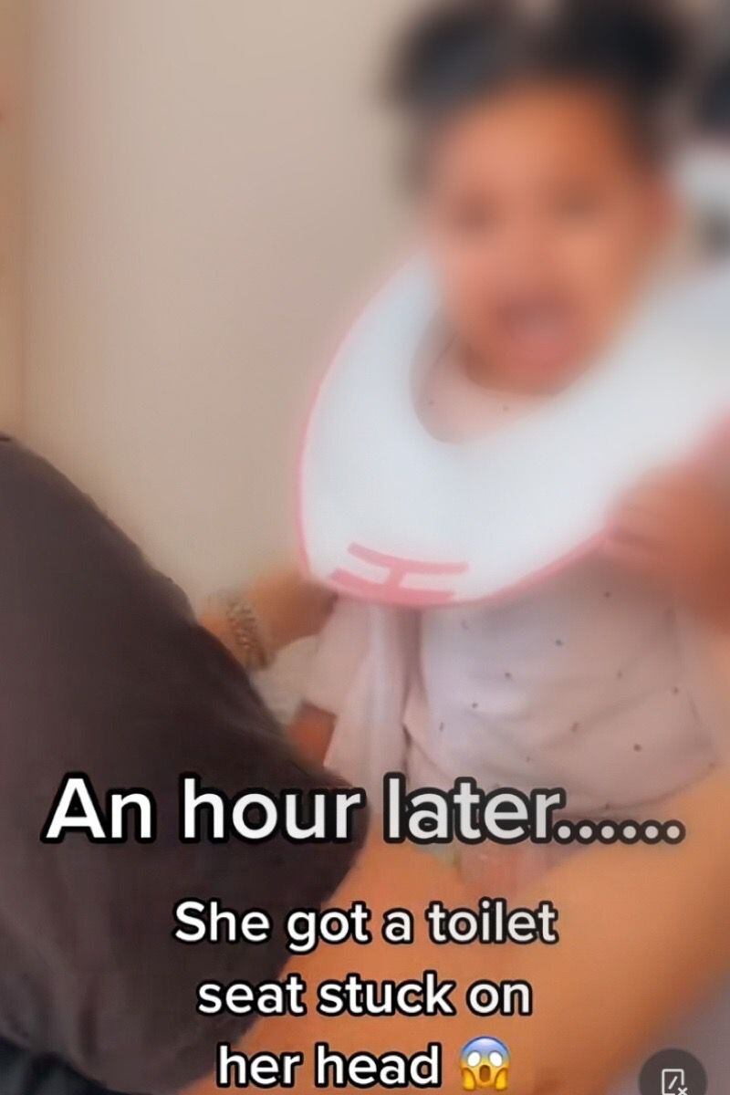 Autumn con la tapa de inodoro en su cuello