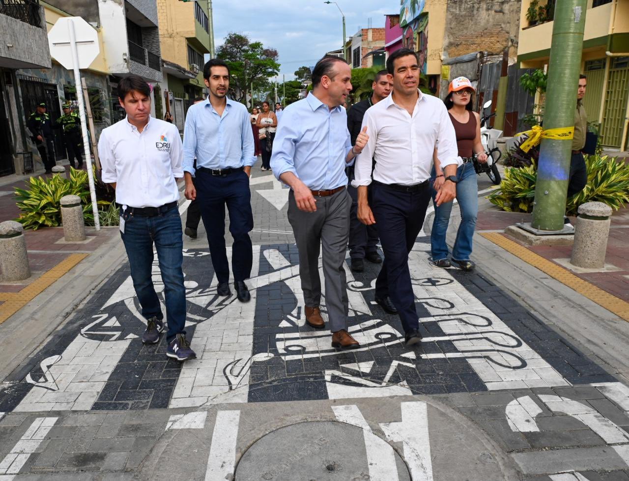 António Leitão Amaro, ministro de la Presidencia de Portugal, estuvo caminando las calles de Cali junto al alcalde, Alejandro Eder.
