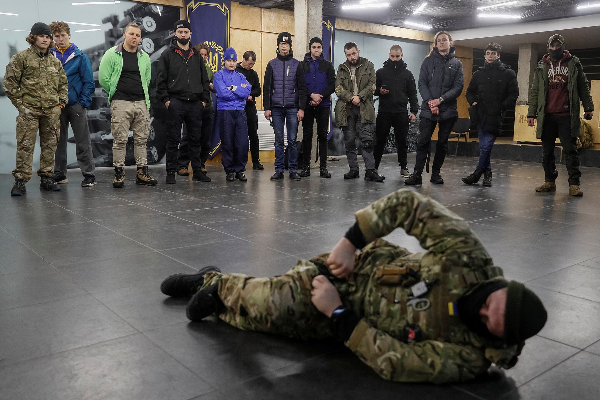 civiles ucranianos entrenan en caso de combate con Rusia