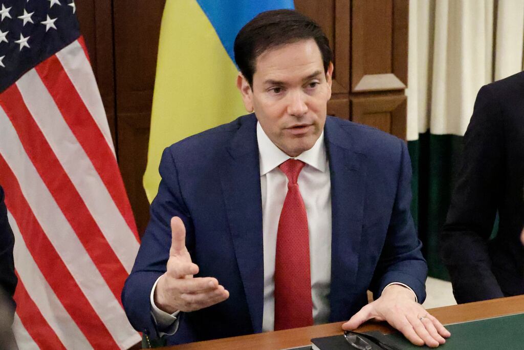 El secretario de Estado, Marco Rubio, habla durante una reunión con funcionarios ucranianos