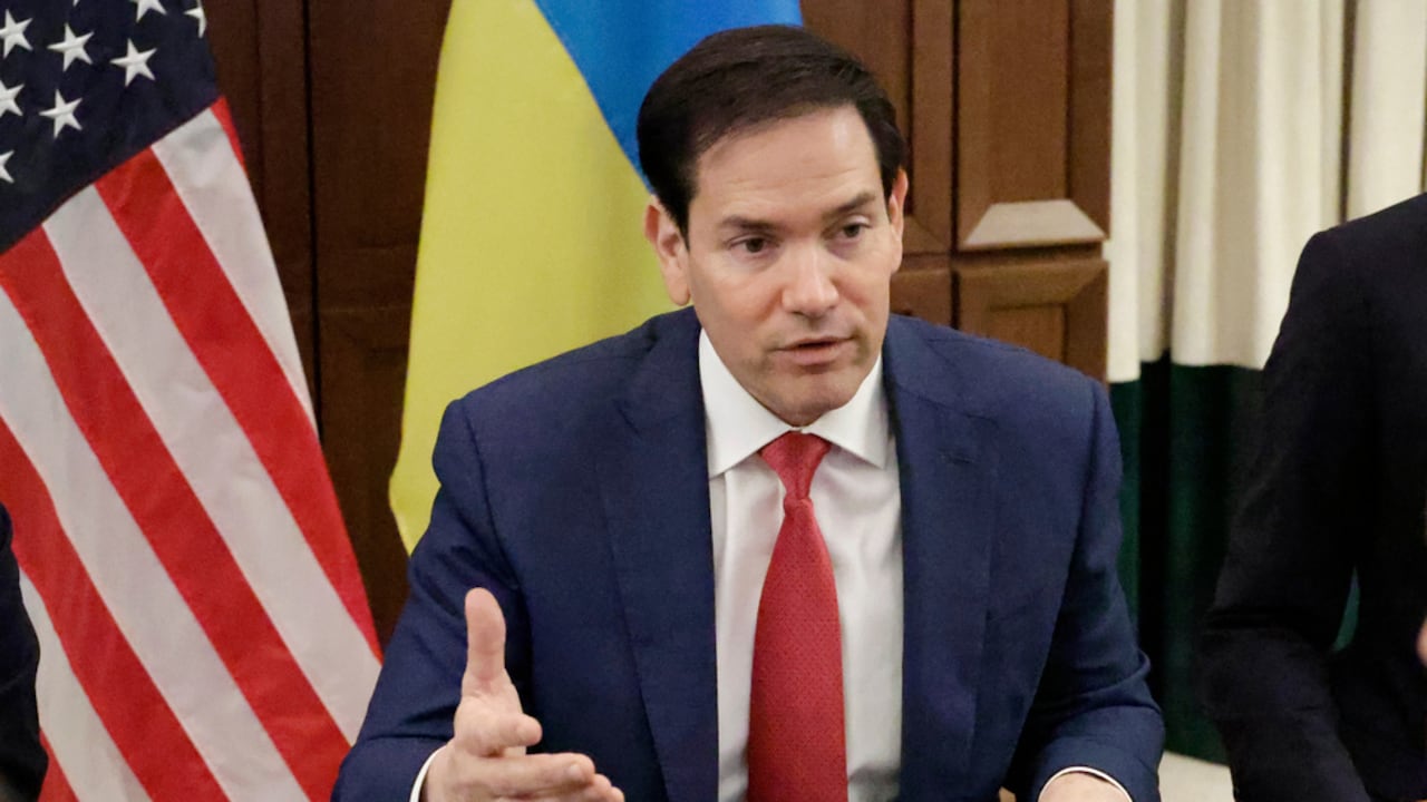 El secretario de Estado, Marco Rubio, habla durante una reunión con funcionarios ucranianos
