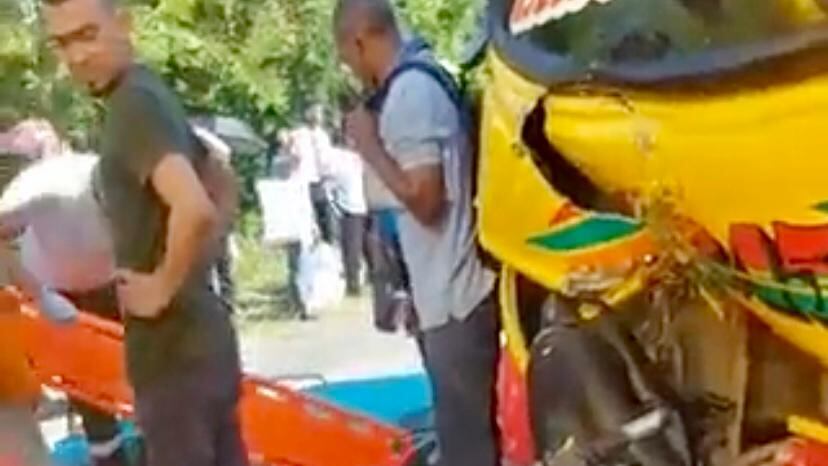 Una mujer murió en el accidente y el conductor de la moto resultó lesionado.