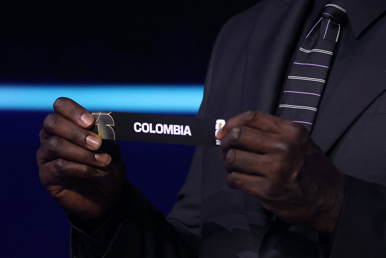 El asistente de sorteo Shaquille O'Neal saca la tarjeta de Colombia durante el sorteo oficial de la Copa Mundial de la FIFA 2026 en el Centro John F. Kennedy para las Artes Escénicas el 5 de diciembre de 2025 en Washington, D.C.