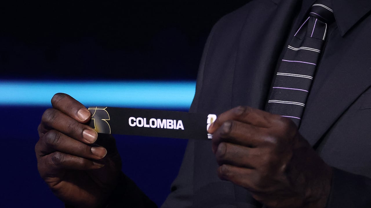 El asistente de sorteo Shaquille O'Neal saca la tarjeta de Colombia durante el sorteo oficial de la Copa Mundial de la FIFA 2026 en el Centro John F. Kennedy para las Artes Escénicas el 5 de diciembre de 2025 en Washington, D.C.