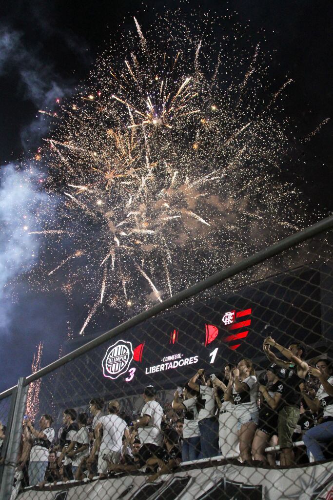 Celebración de hinchas de Olimpia tras eliminar a Flamengo