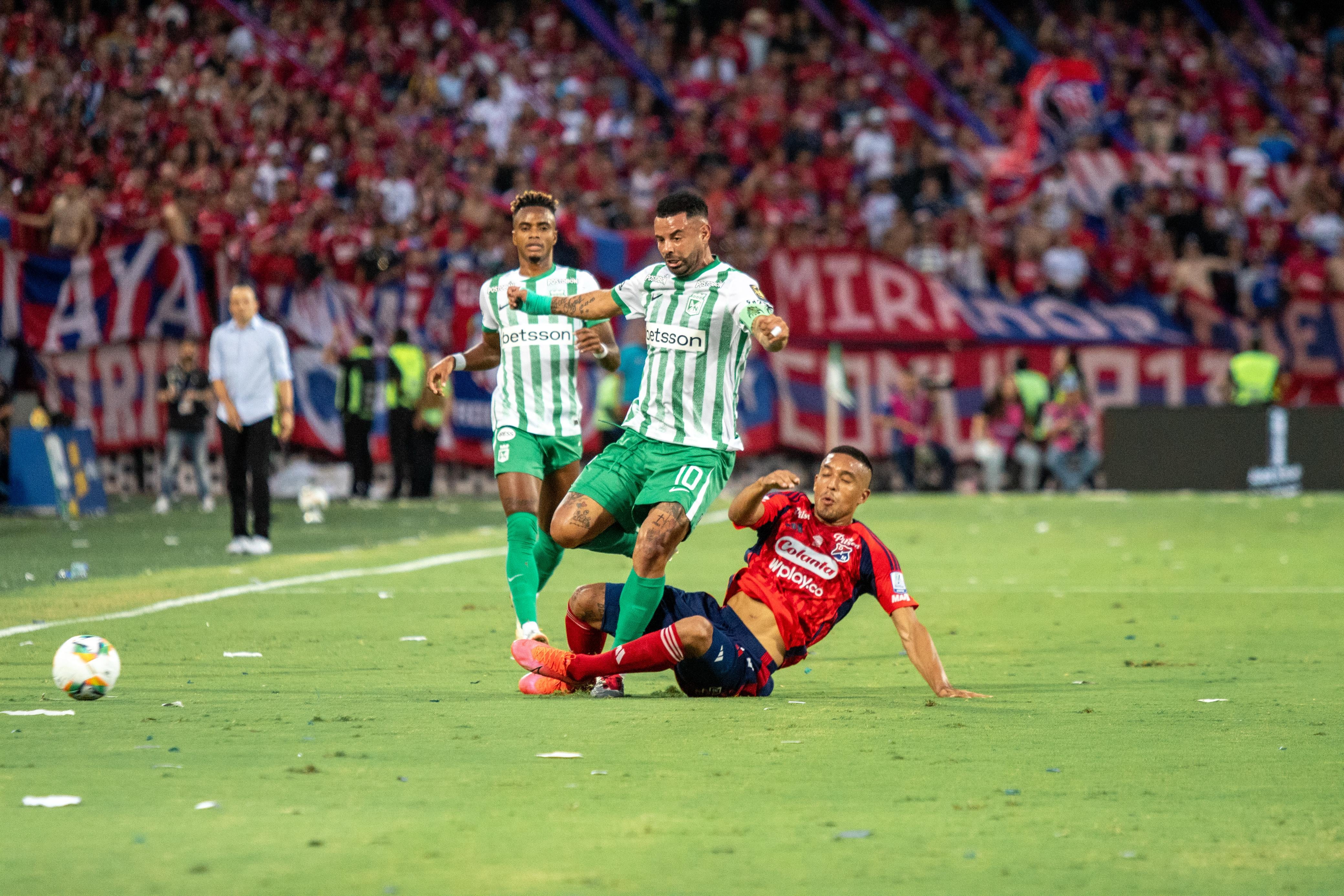 Edwin Cardona recibiendo una entrada durante el clásico