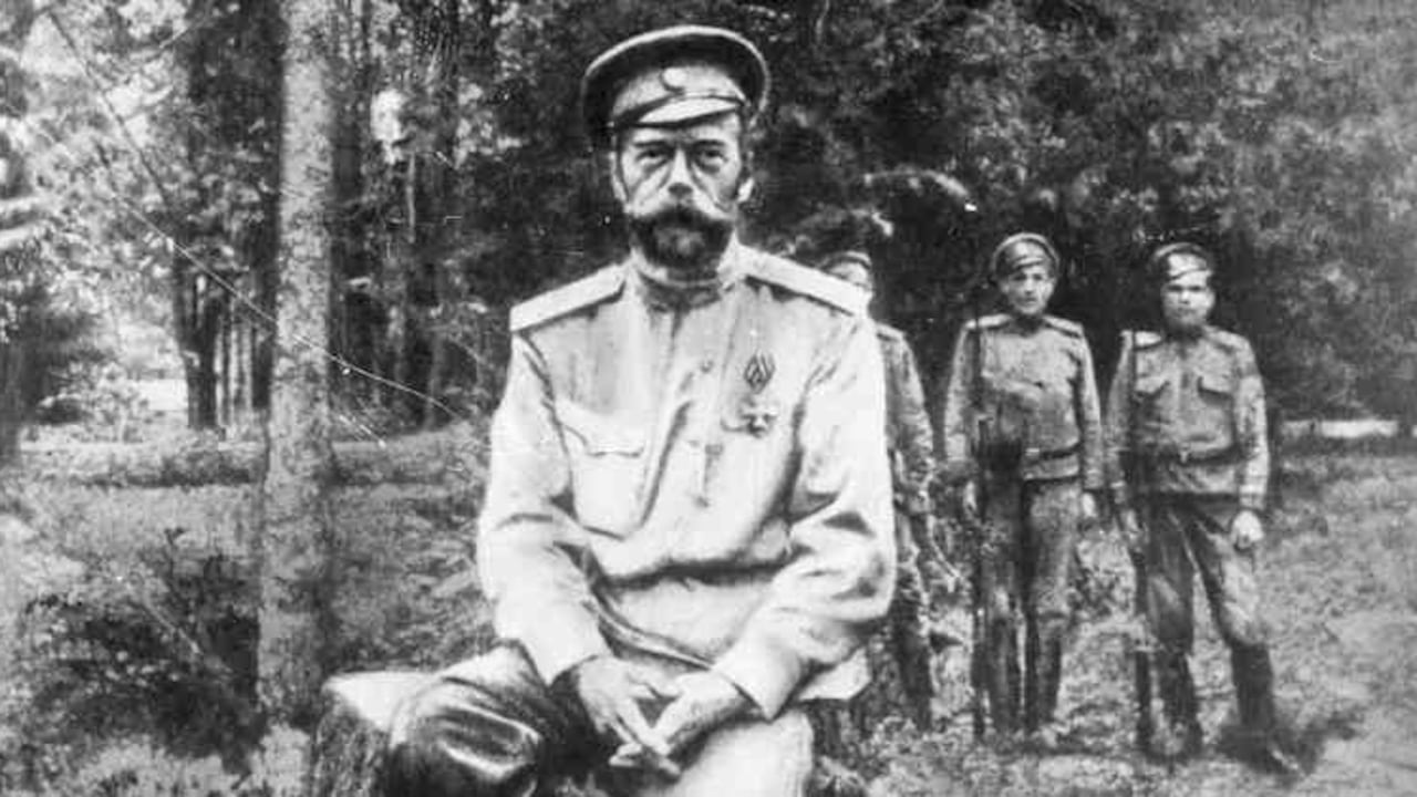 Luego de abdicar, tras la revolución popular de febrero de 1917, Nicolás II y su familia pasaron meses recluidos en su villa de San Petersburgo, ciudad conocida entonces como Petrogrado.