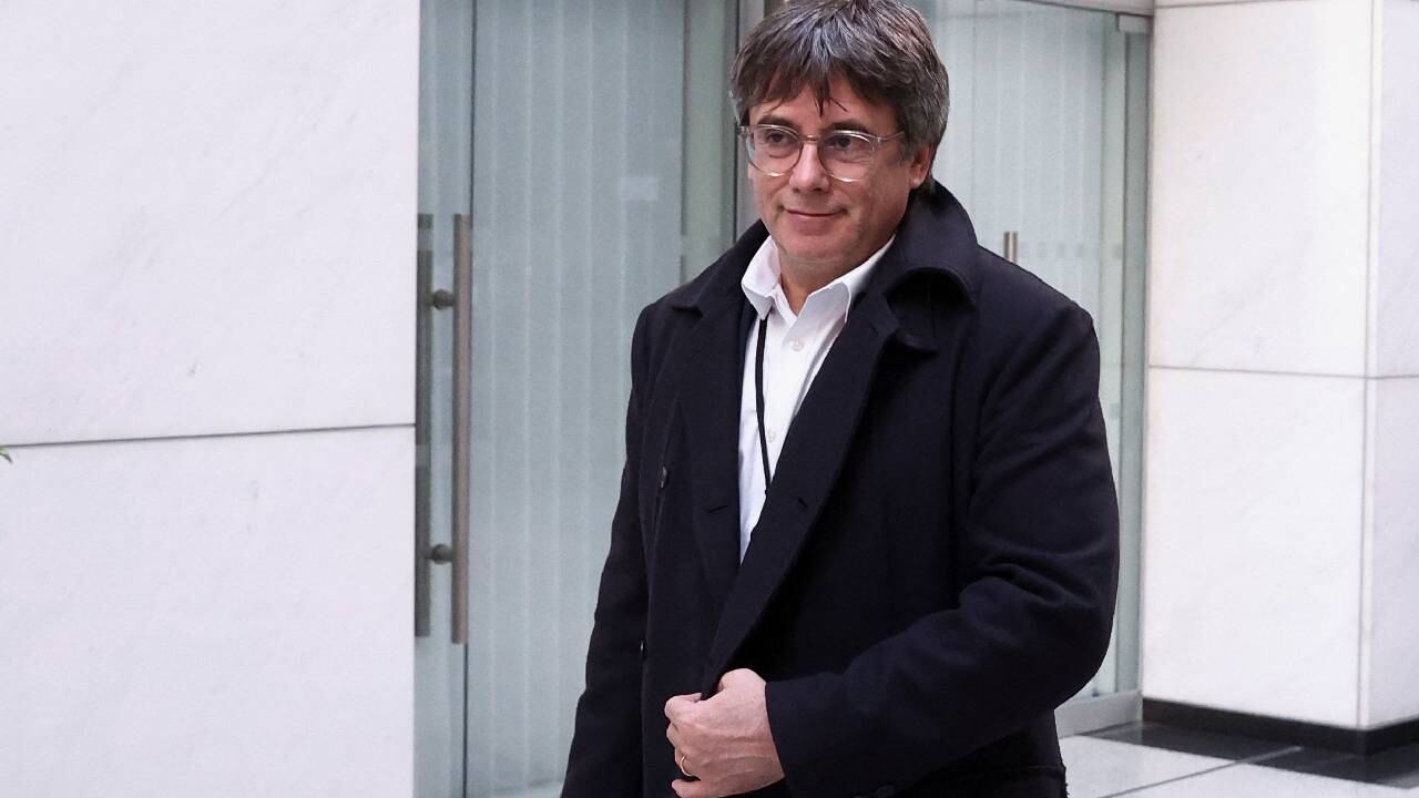 El líder separatista catalán Puigdemont frente a su oficina en el Parlamento Europeo en Bruselas.