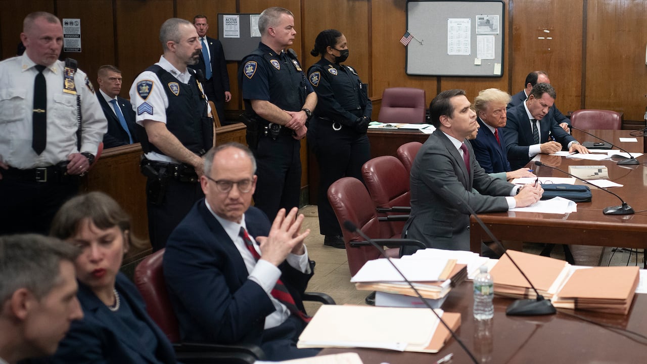 De acuerdo con lo que se ha dado a conocer después de la audiencia, la justicia ha inculpado a Donald Trump por haber “orquestado” una serie de pagos para comprar el silencio de tres personas antes de las elecciones presidenciales de 2016, detalló este martes el fiscal de Manhattan. (Curtis Means/Pool Photo via AP)