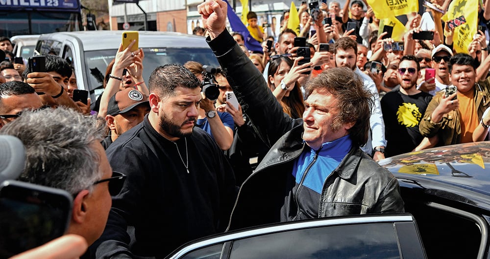    Milei es un fenómeno en las calles. Ha dicho que con su revolcón económico, y si le dan 20 años, Argentina puede ser como Alemania. Si le dan 30, podría ser como Estados Unidos.