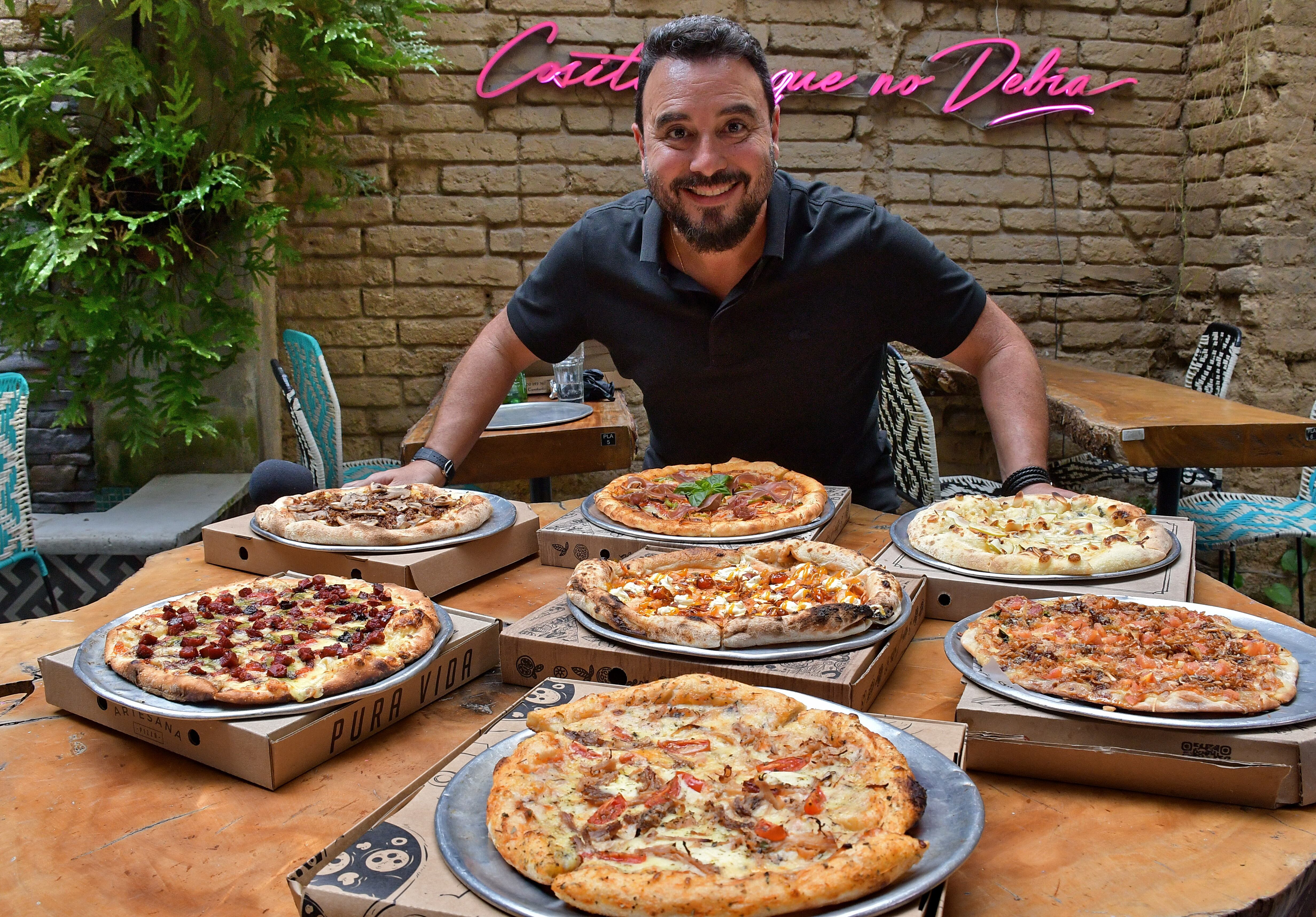 El Pizza Master en Cali 2025 se realizará del 22 al 28 de septiembre bajo el lema "La Resistencia", un evento para los amantes de la pizza organizado por Tulio Recomienda, donde los establecimientos participantes ofrecerán pizzas artesanales a un precio unificado de $21.000 y el público podrá votar por sus favoritas a través de la aplicación oficial de Tulio Recomienda. Fotos Raúl Palacios / El País.