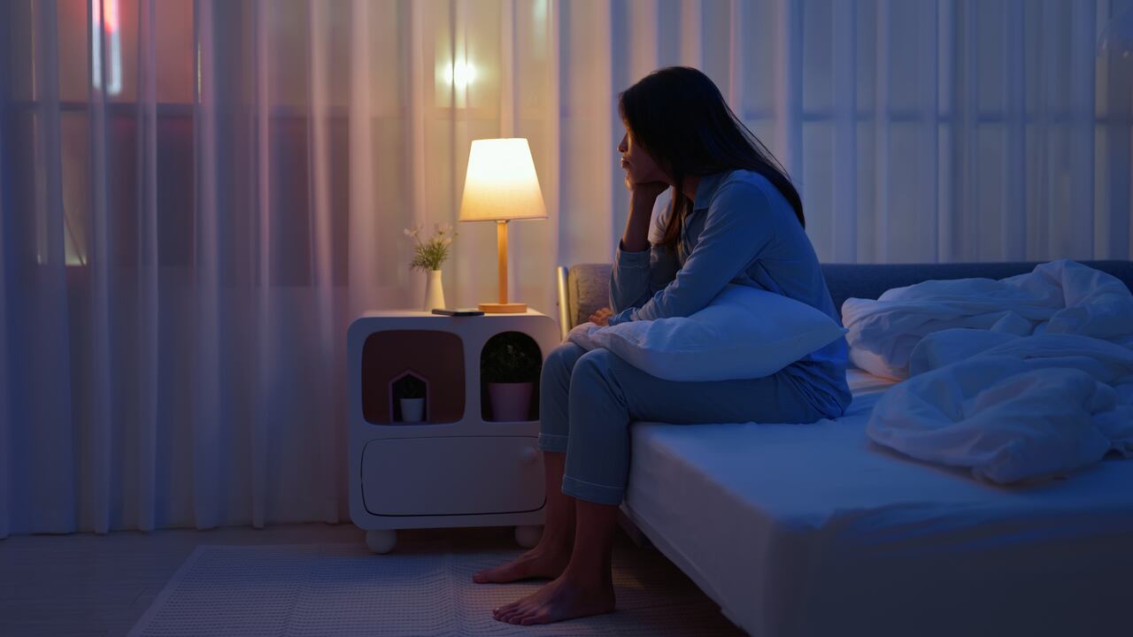 Mujer en la noche sin poder conciliar el sueño