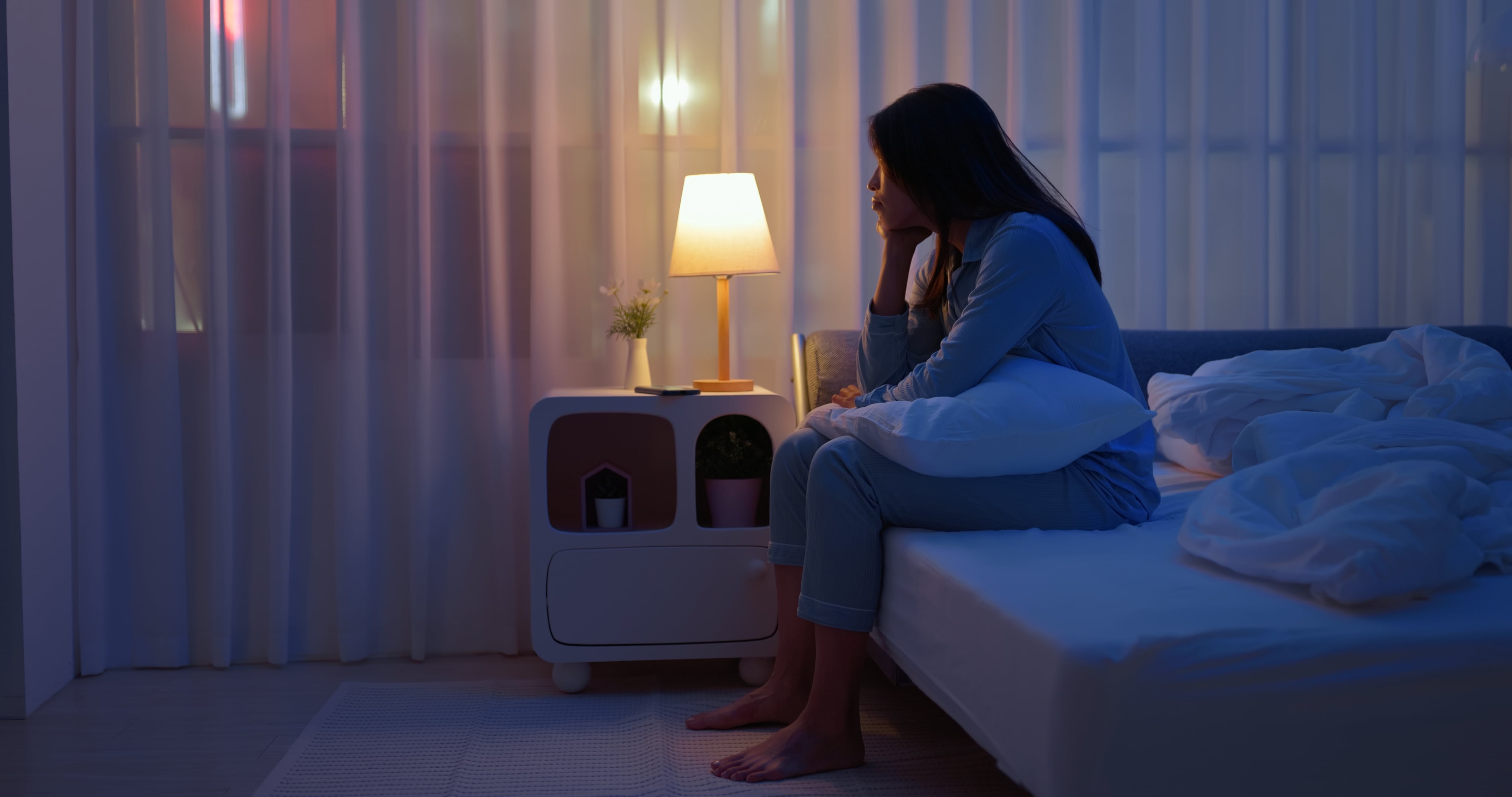 Mujer en la noche sin poder conciliar el sueño
