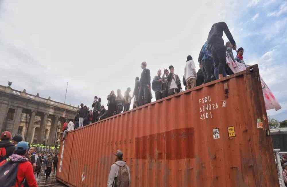 Los manifestantes llegaron a la Plaza a las 4:30 de la tarde. Foto: Diana Rey