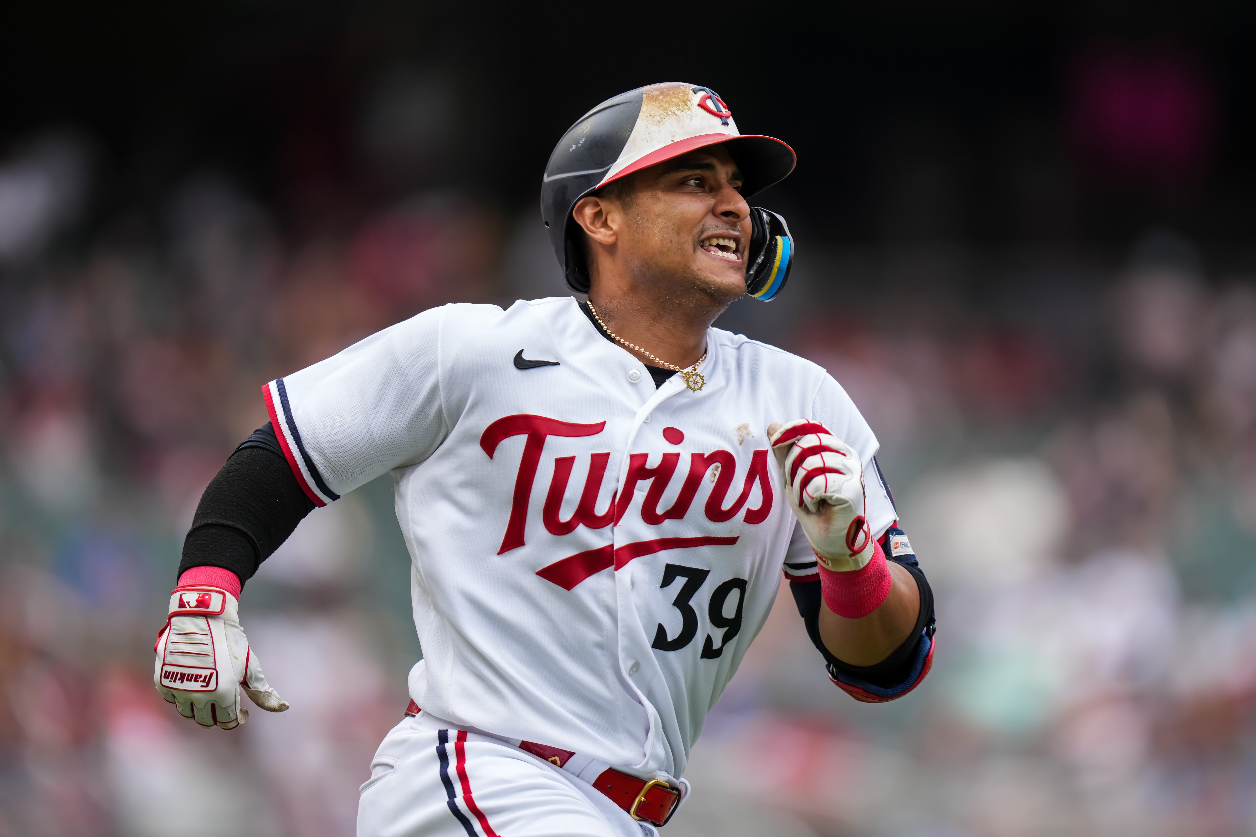 Donovan Solano cubre la segunda base para los Mellizos.