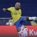 Neymar, de la selección de Brasil, realiza un disparo durante un partido de la Copa América ante Colombia, el miércoles 23 de junio de 2021, en Río de Janeiro (AP Foto/Silvia Izquierdo)