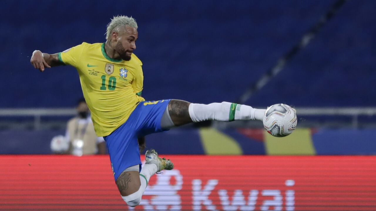 Neymar, de la selección de Brasil, realiza un disparo durante un partido de la Copa América ante Colombia, el miércoles 23 de junio de 2021, en Río de Janeiro (AP Foto/Silvia Izquierdo)