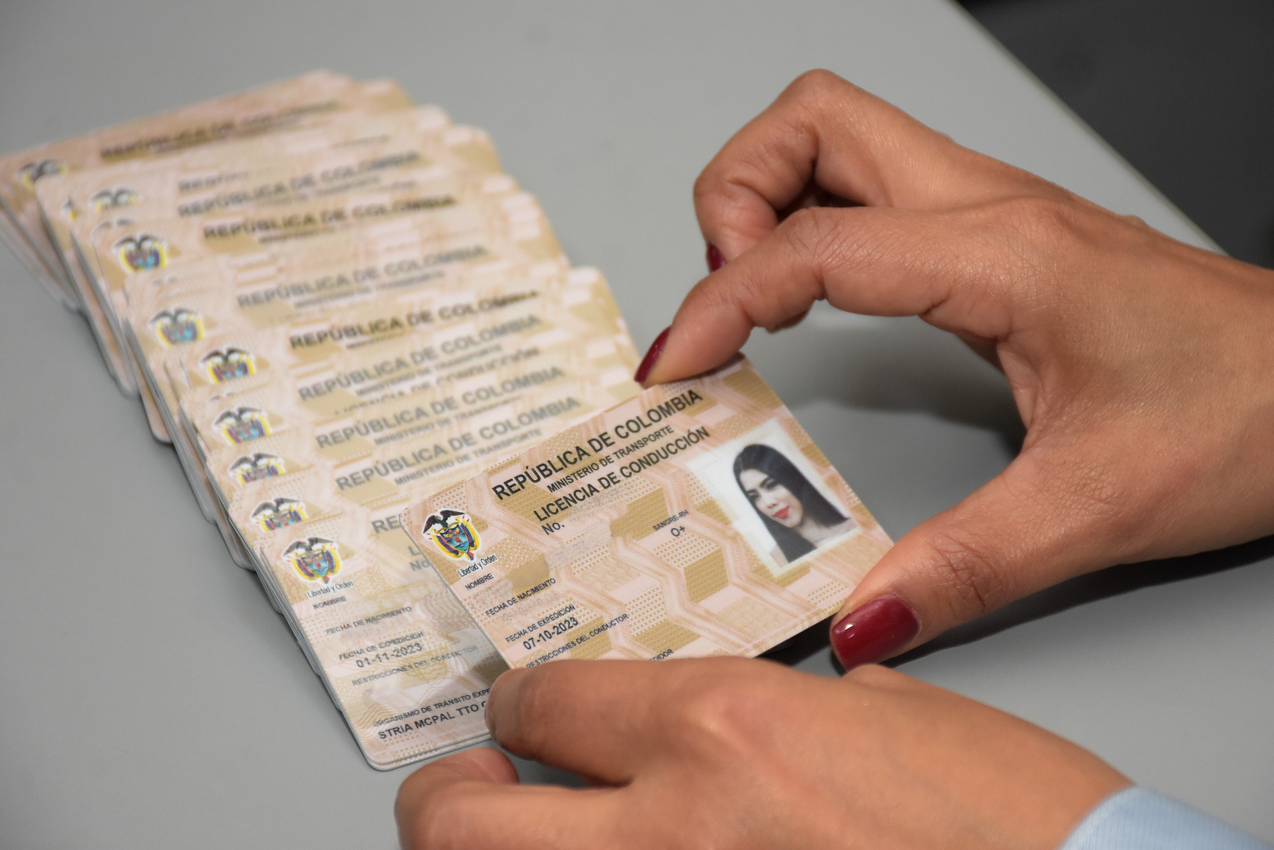 Desde la oficina de licencias del CDAV , Hacen un llamado a la ciudadanía caleña a que se acerquen a renovar las licencias de conducción, Presto que a la  fecha solo van 89 mil de las 150 mil que se tenían presupuestadas para el año 2023 y también para que se eviten sanciones en los controles de tránsito por parte de las autoridades.