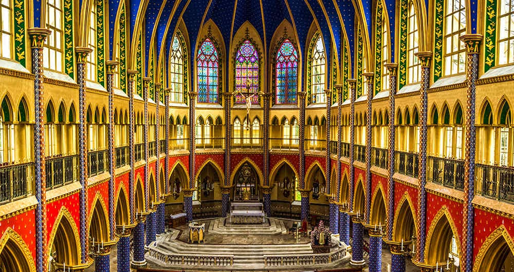 E ste templo está construido en estilo gótico. Sus arcos ojivales dan una sensación de verticalidad y obligan a elevar la mirada hacia el cielo.