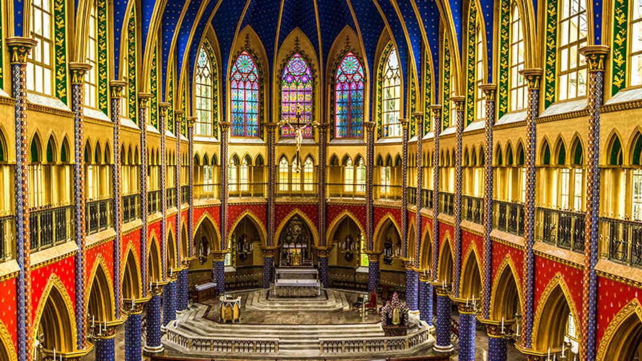 E ste templo está construido en estilo gótico. Sus arcos ojivales dan una sensación de verticalidad y obligan a elevar la mirada hacia el cielo.