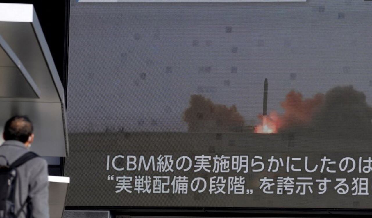 Ciudadanos de Japón miran el lanzamiento del misil de Corea del Norte