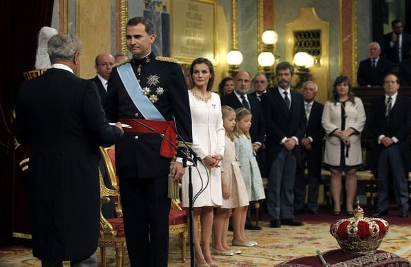 Nuevo rey de España Felipe  VI y la reina Letizia asistieron a la ceremonia de juramento en el Parlamento español. (AP)