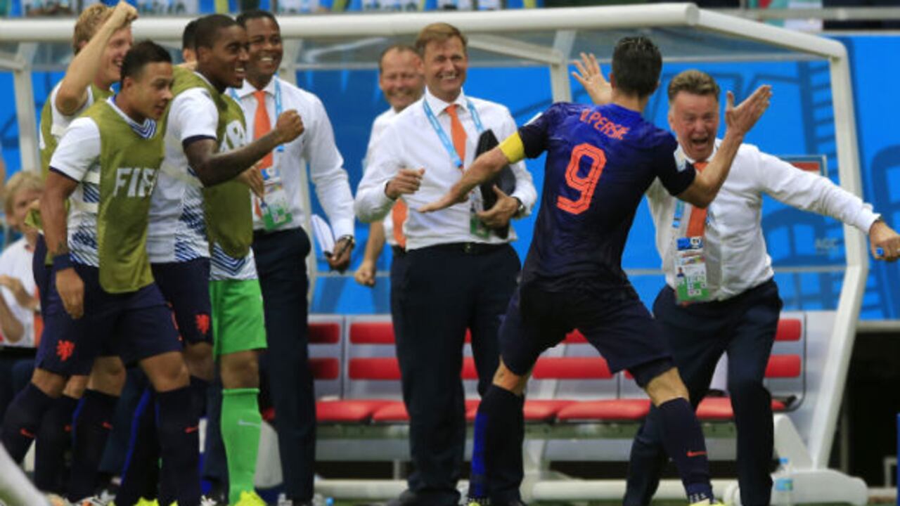 Van Persie celebra el cuarto gol de los holandeses tras un error del arquero español Iker Casillas.