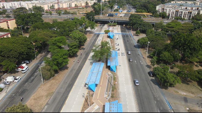 La Troncal del Sistema Integrado de Transporte Masivo, MÍO, en el oriente de Cali, consta de tres tramos que conectan a esta zona de la ciudad con el norte y el sur, a través de carriles exclusivos.  El tramo 1 se extiende por 8,8 kilómetros, y va desde la Terminal Menga, hasta Calipso.  Foto cortesía Metrocali.