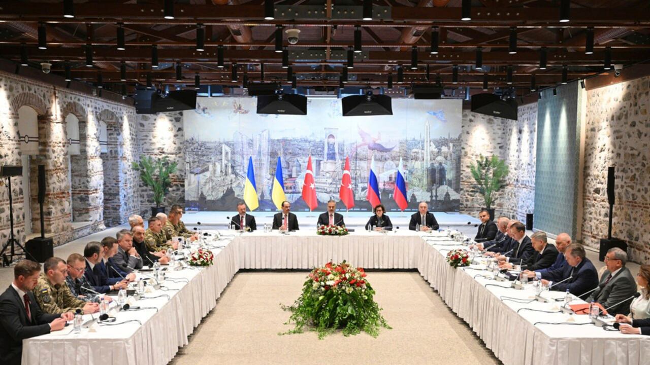 Las delegaciones rusa y ucraniana sostienen conversaciones en el palacio de Dolmabache, en Estambul, Turquía, el viernes 16 de mayo de 2025. (Ramil Sitdikov, Sputnik Pool Foto vía AP)