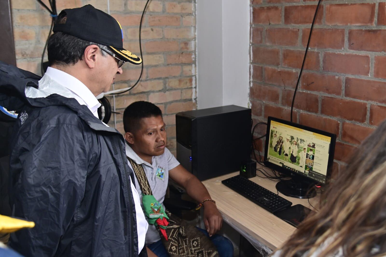 Presidente Gustavo Petro y comunidad indígena que instaló internet en el Cauca